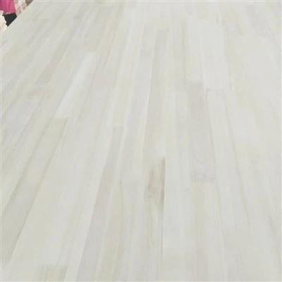 Gebleichtes, keilgezinktes Pappelbrett